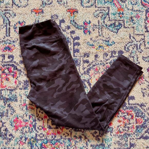 Danskin Black & Gray Camo 7/8 Leggings – Size Medium 🖤 - Picture 4 of 5